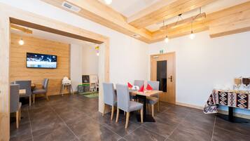 Daily buffet breakfast (PLN 38 per person)