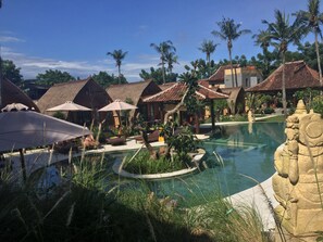 Kolam renang outdoor, dengan kursi berjemur