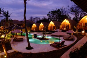 Kolam renang outdoor, dengan kursi berjemur