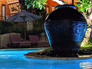 Outdoor pool, pool loungers - Paradesa Living (Gili Trawangan)