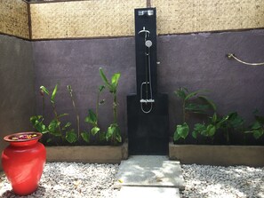 Honeymoon Suite | Bathroom shower