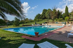 Piscine extérieure, chaises longues