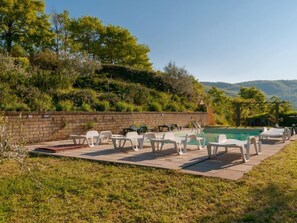 Seasonal outdoor pool, pool umbrellas, sun loungers - Casa La Primula (Monterchi)