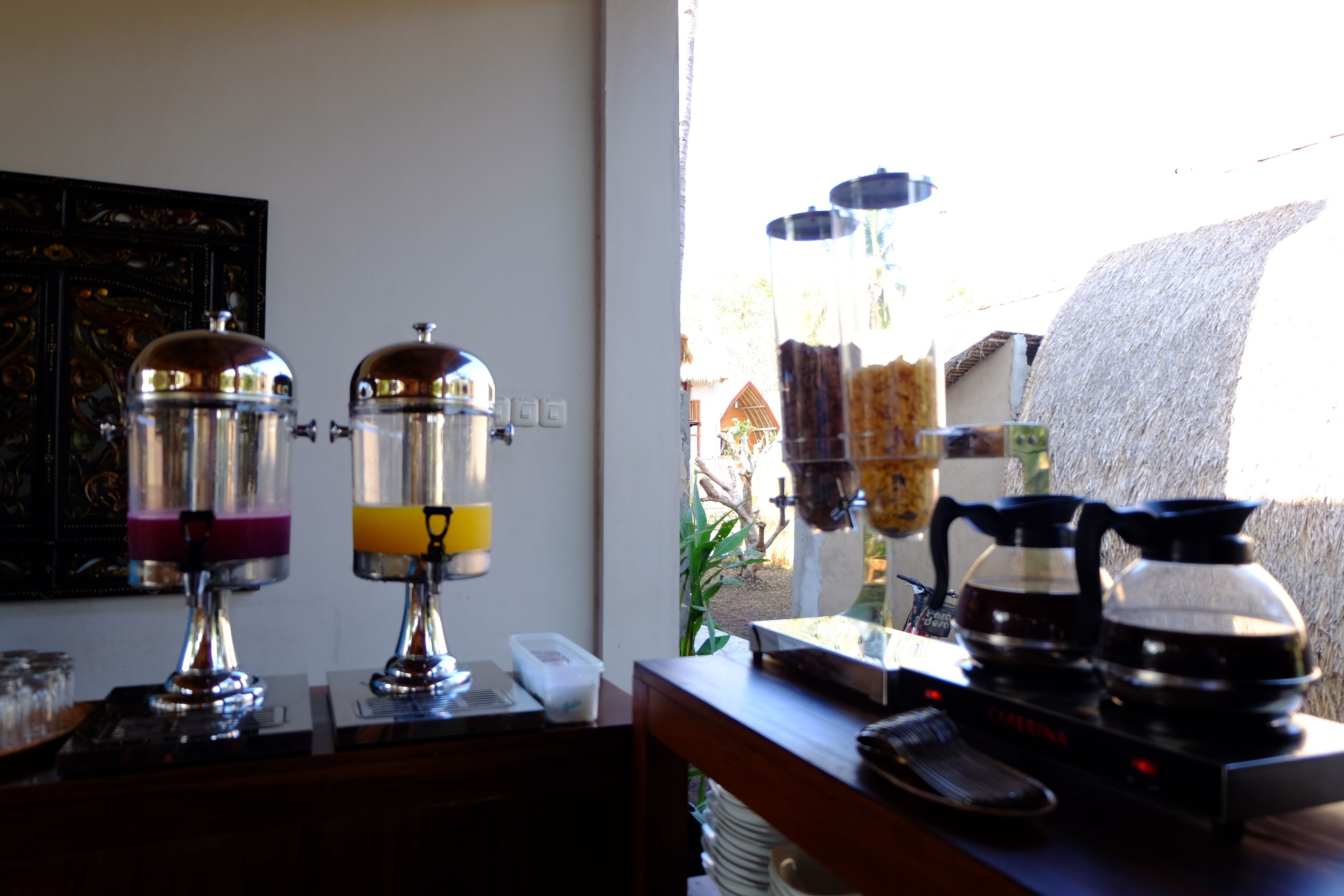 Eine Küchenzeile mit Kaffeemaschinen, einem Kaffeemühle und einer Espressomaschine.
