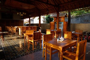 Serveert ontbijt, lunch, diner, lokale en internationale gerechten