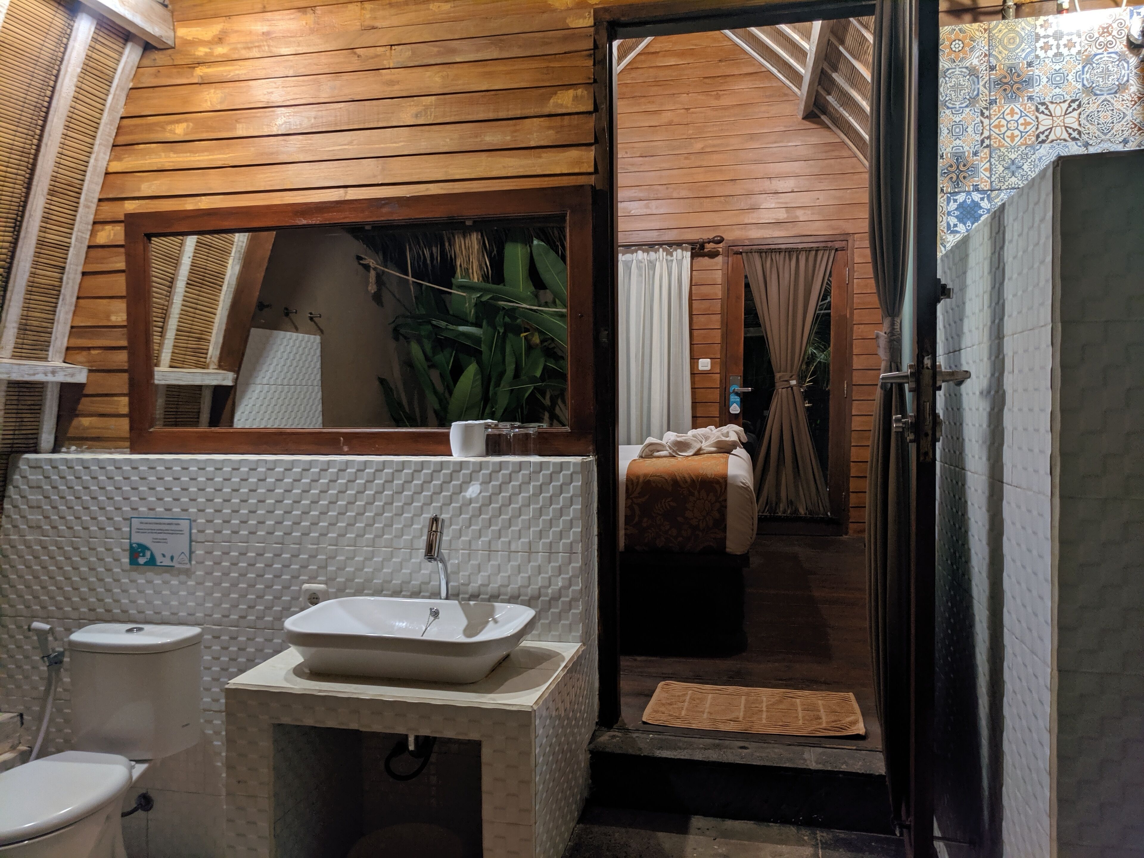 Dusche, Regendusche, Haartrockner, Hausschuhe