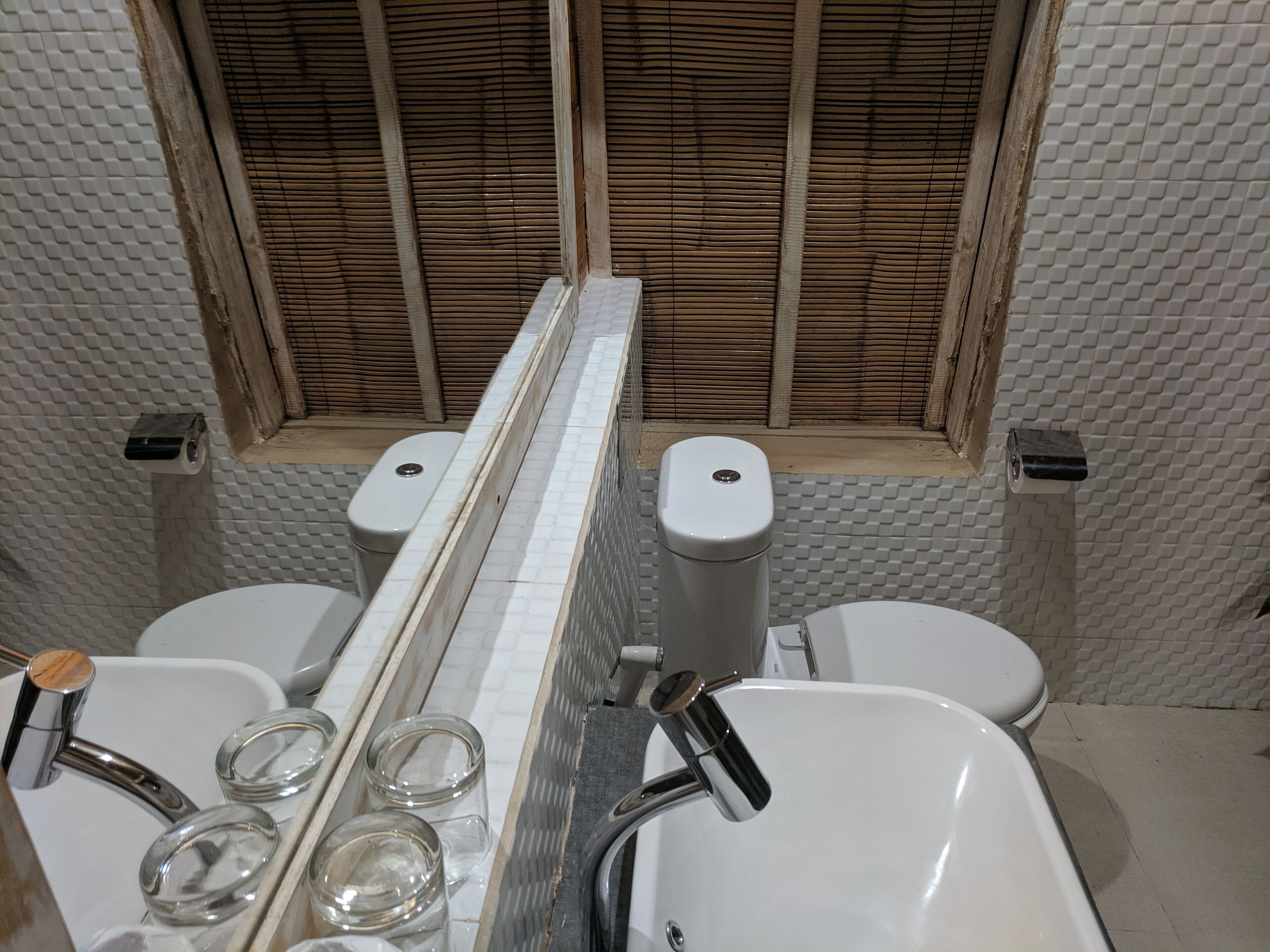 Douche, douche à « effet pluie », sèche-cheveux, chaussons