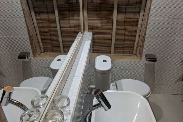 Douche, douche à « effet pluie », sèche-cheveux, chaussons