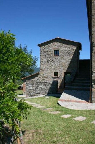 Stunning private villa with private pool, WIFI, TV, pets allowed and parking, close to Cortona