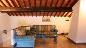 Villa, camere multiple | Area soggiorno | TV a schermo piatto, caminetto, lettore DVD, tavolo da ping pong