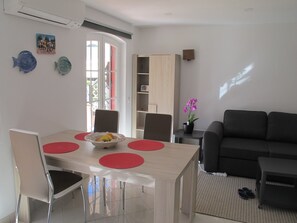 Apartemen, 2 kamar tidur | Makan di kamar