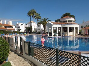 3 kolam renang outdoor