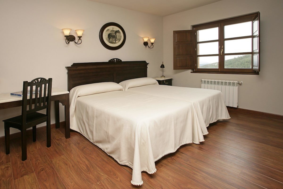 Escritorio, cortinas blackout, wifi gratis y ropa de cama