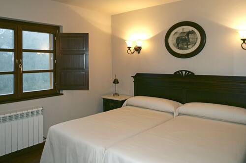 Escritorio, cortinas opacas, wifi gratis y ropa de cama