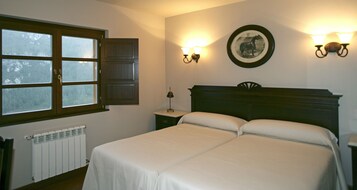 Escritorio, cortinas opacas, wifi gratis y ropa de cama