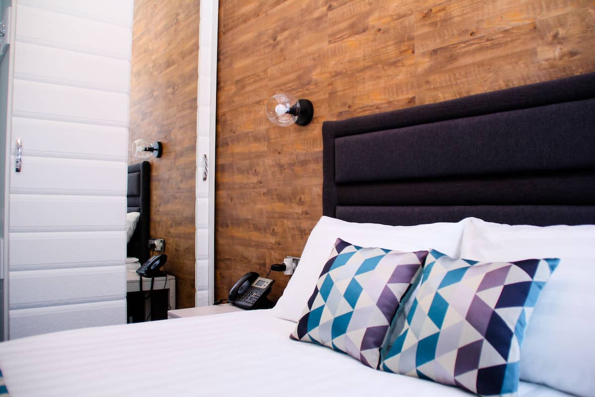Standard Single Room | Peralatan tempat tidur premium, peti besi dalam bilik, meja