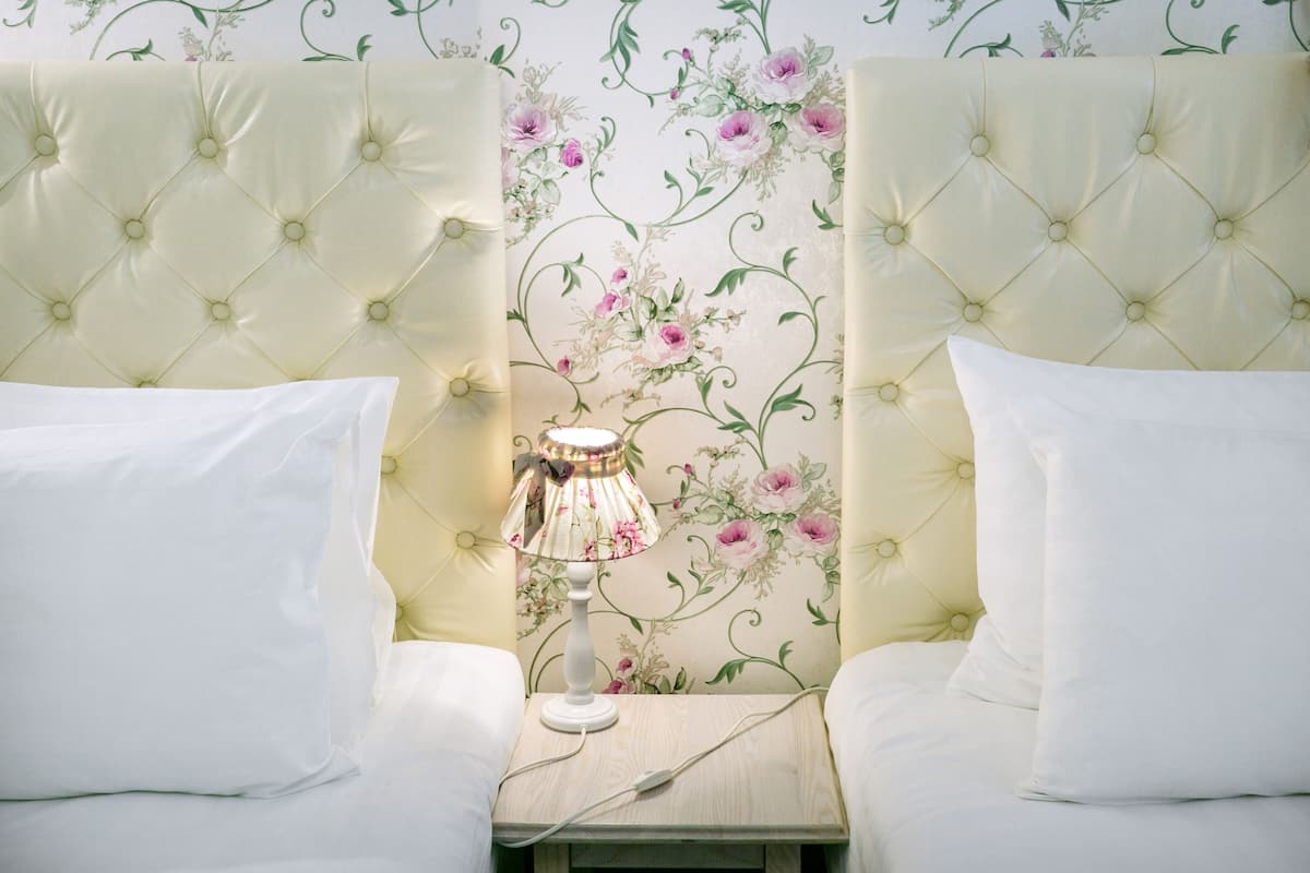 Superior Double or Twin Room | Peralatan tempat tidur premium, peti besi dalam bilik, meja
