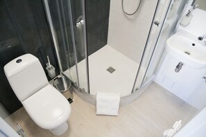 Yhden hengen standard-huone | Kylpyhuone | Suihku, ilmaiset hygieniatuotteet, hiustenkuivaaja, kylpytakit
