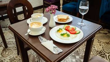 Päivittäinen mannermainen aamiainen (320 RUB per henkilö)