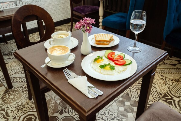 Päivittäinen mannermainen aamiainen (320 RUB per henkilö)