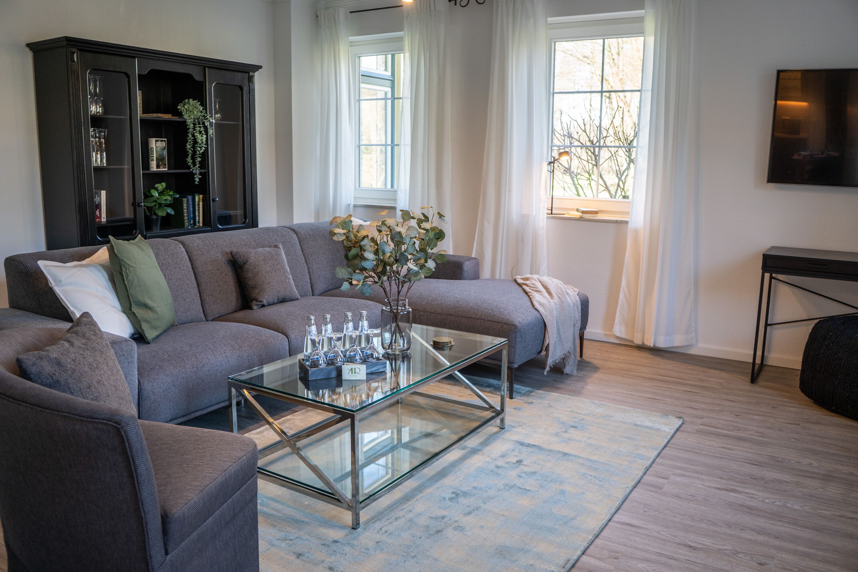 family suite, kitchen | living area | flat-screen tv