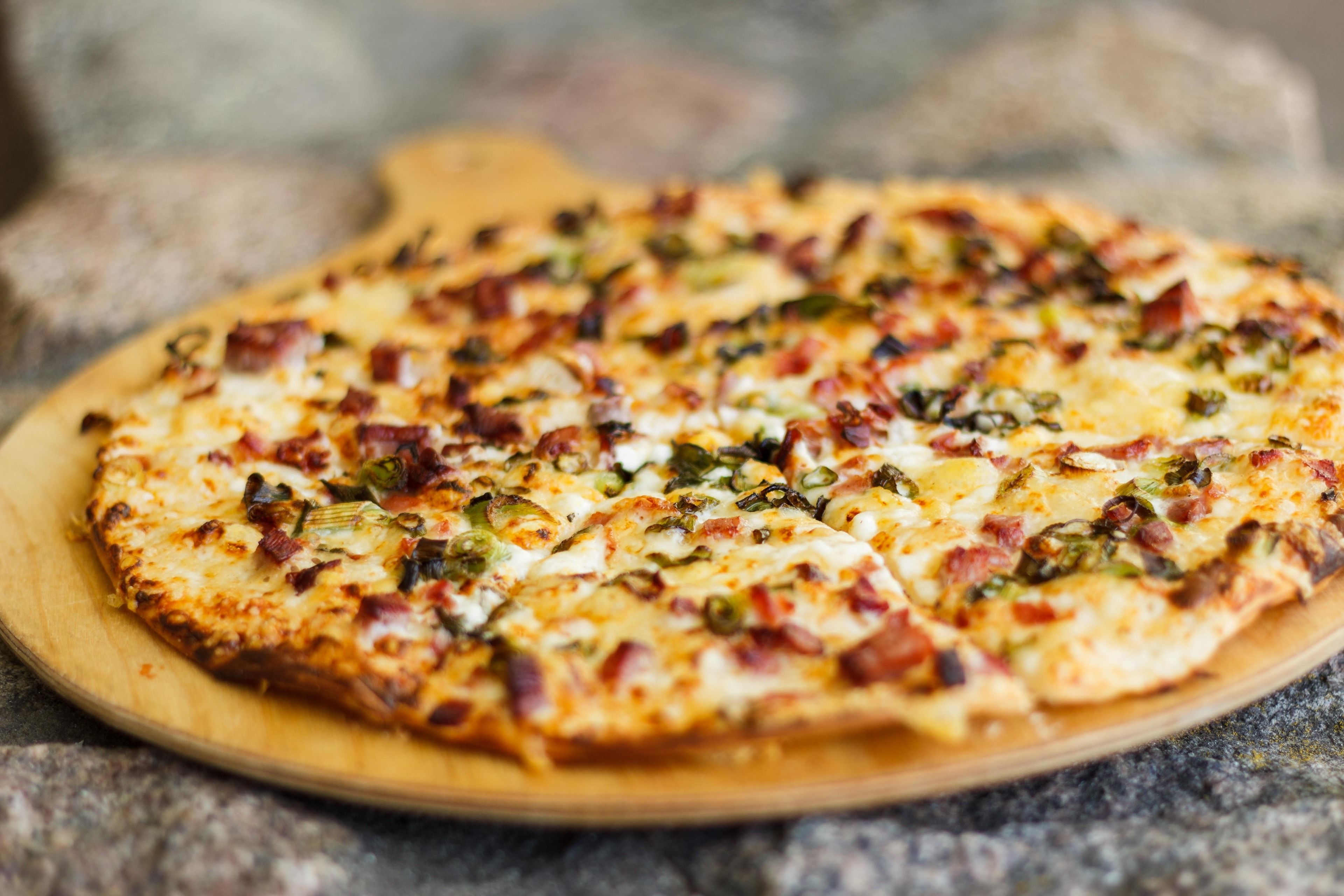 Una pizza sobre una tabla de madera.