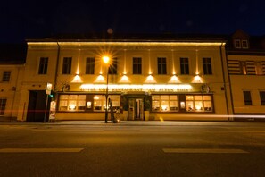 Fassade der Unterkunft – Abend/Nacht