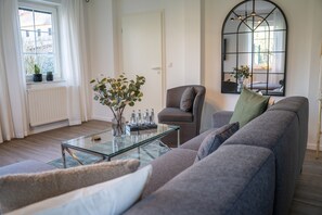 Familiesuite, kjøkken | Oppholdsområde | Flatskjerm-TV