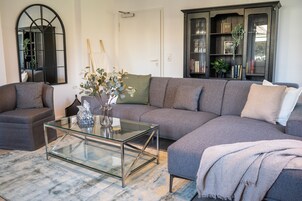 Suíte família, cozinha | Área de estar | TV de tela plana