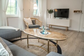 Suite, tilgjengelighetstilpasset | Oppholdsrom | Flatskjerm-TV