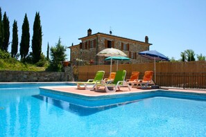 Seasonal outdoor pool, pool umbrellas, pool loungers - Stunning private villa for 8 guests with private pool, WIFI, TV, terrace, pets allowed and parking (Lucignano)