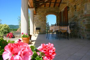 Terrace/patio - Stunning private villa for 8 guests with private pool, WIFI, TV, terrace, pets allowed and parking (Lucignano)