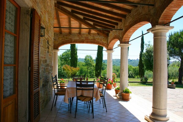 Terrace/patio - Stunning private villa for 8 guests with private pool, WIFI, TV, terrace, pets allowed and parking (Lucignano)