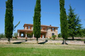 Exterior - Stunning private villa for 8 guests with private pool, WIFI, TV, terrace, pets allowed and parking (Lucignano)