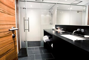 Shower, free toiletries, hair dryer, towels - Pepis Skihotel (Sankt Anton am Arlberg)