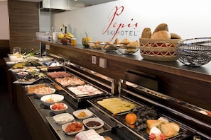 A buffet with various food items including meats, cheeses, fruits, and pastries. - Pepis Skihotel (Sankt Anton am Arlberg)