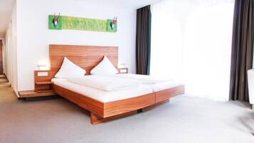 Pengeskab på værelset, skrivebord, strygejern/strygebræt