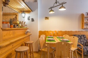 Căn hộ Premium | Khu vực ăn uống tại phòng