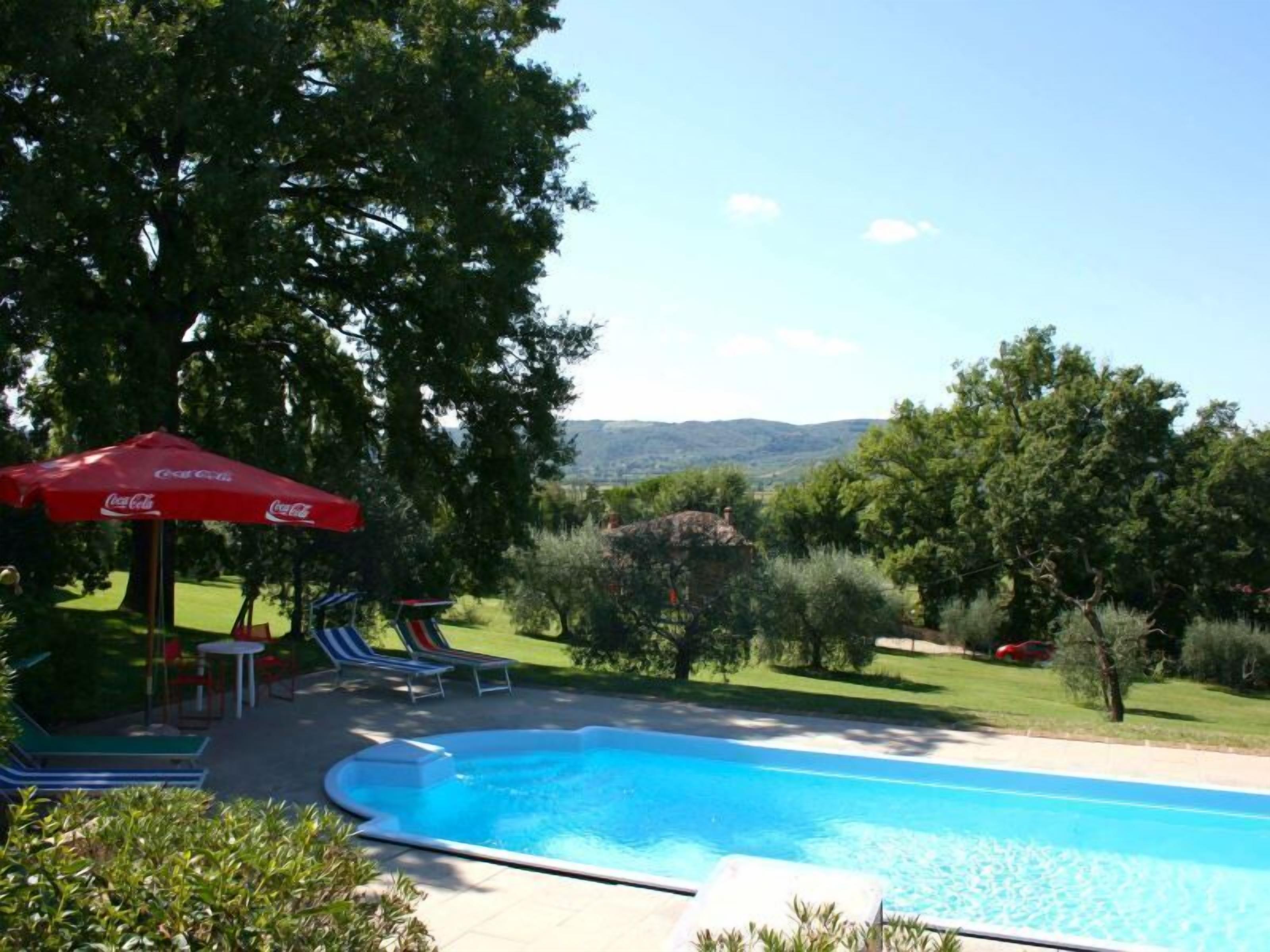 Piscina stagionale all'aperto, ombrelloni da piscina, lettini