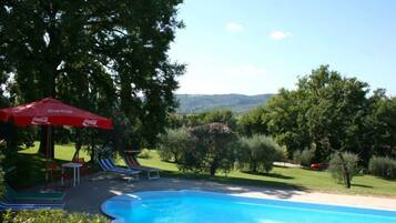 Piscina stagionale all'aperto, ombrelloni da piscina, lettini