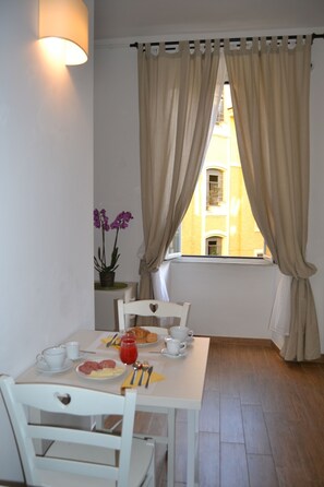 Petit déjeuner buffet (5.00 EUR par personne)