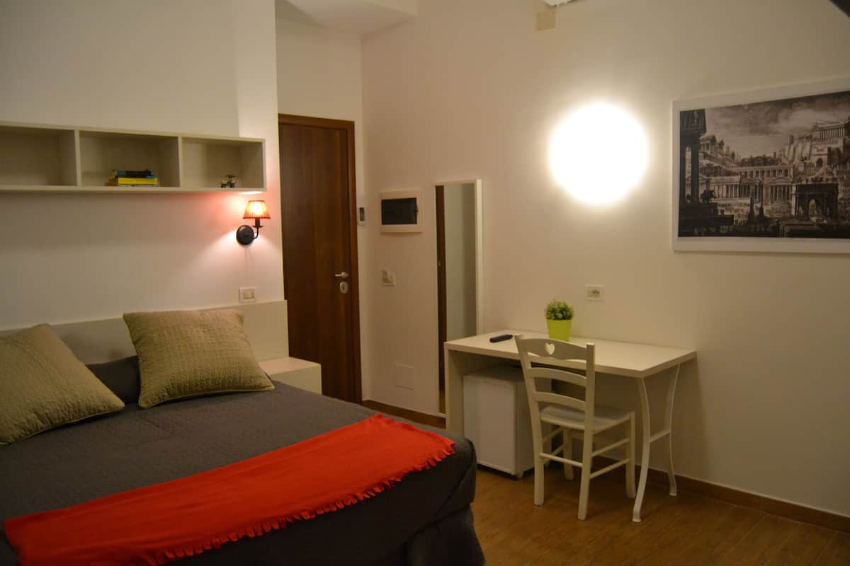 Habitación superior con 1 cama matrimonial o 2 individuales, vista al jardín | Edredón, camas con pillow-top, minibar y escritorio