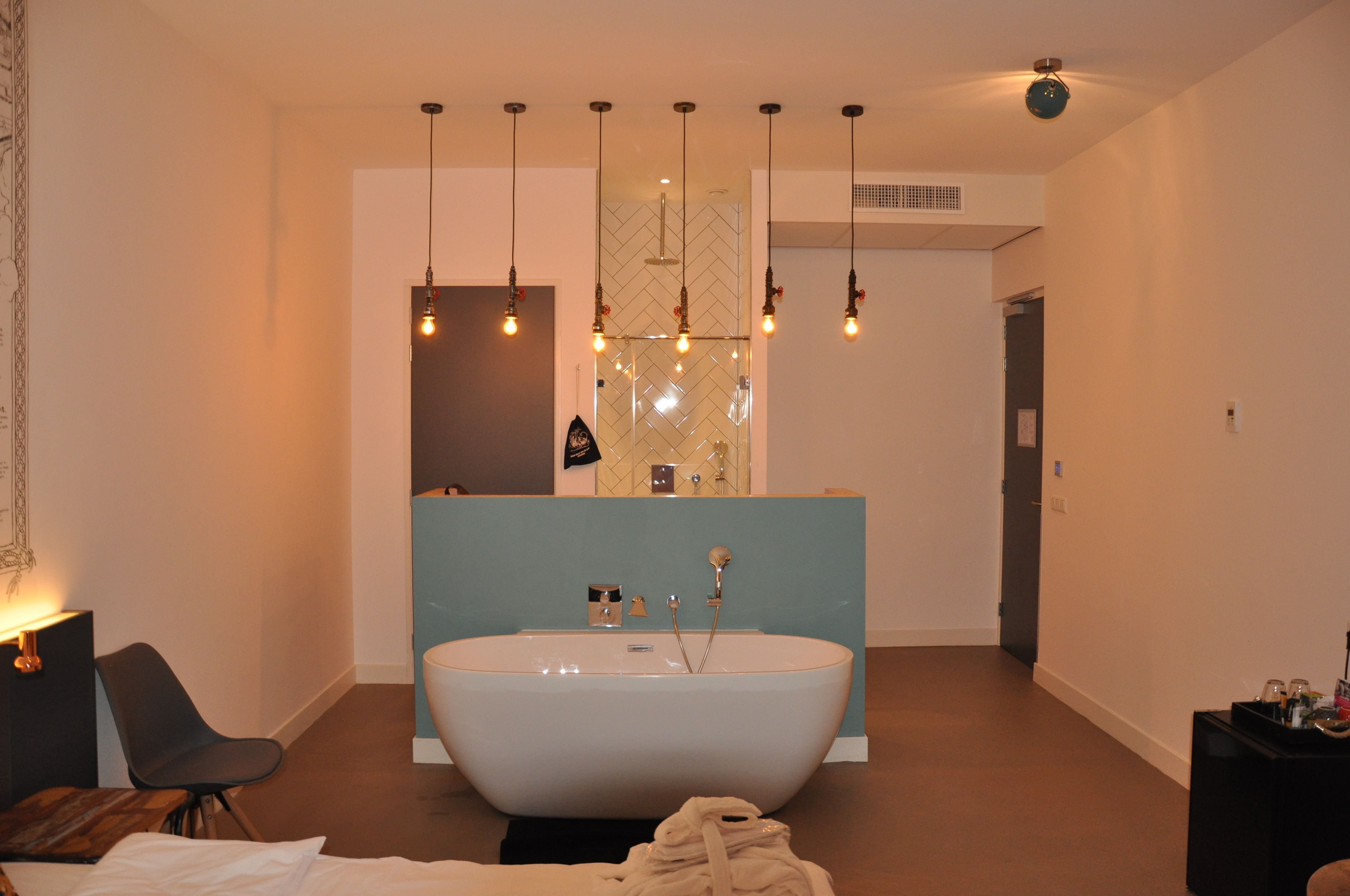 superior double room (28) | deep-soaking bathtub