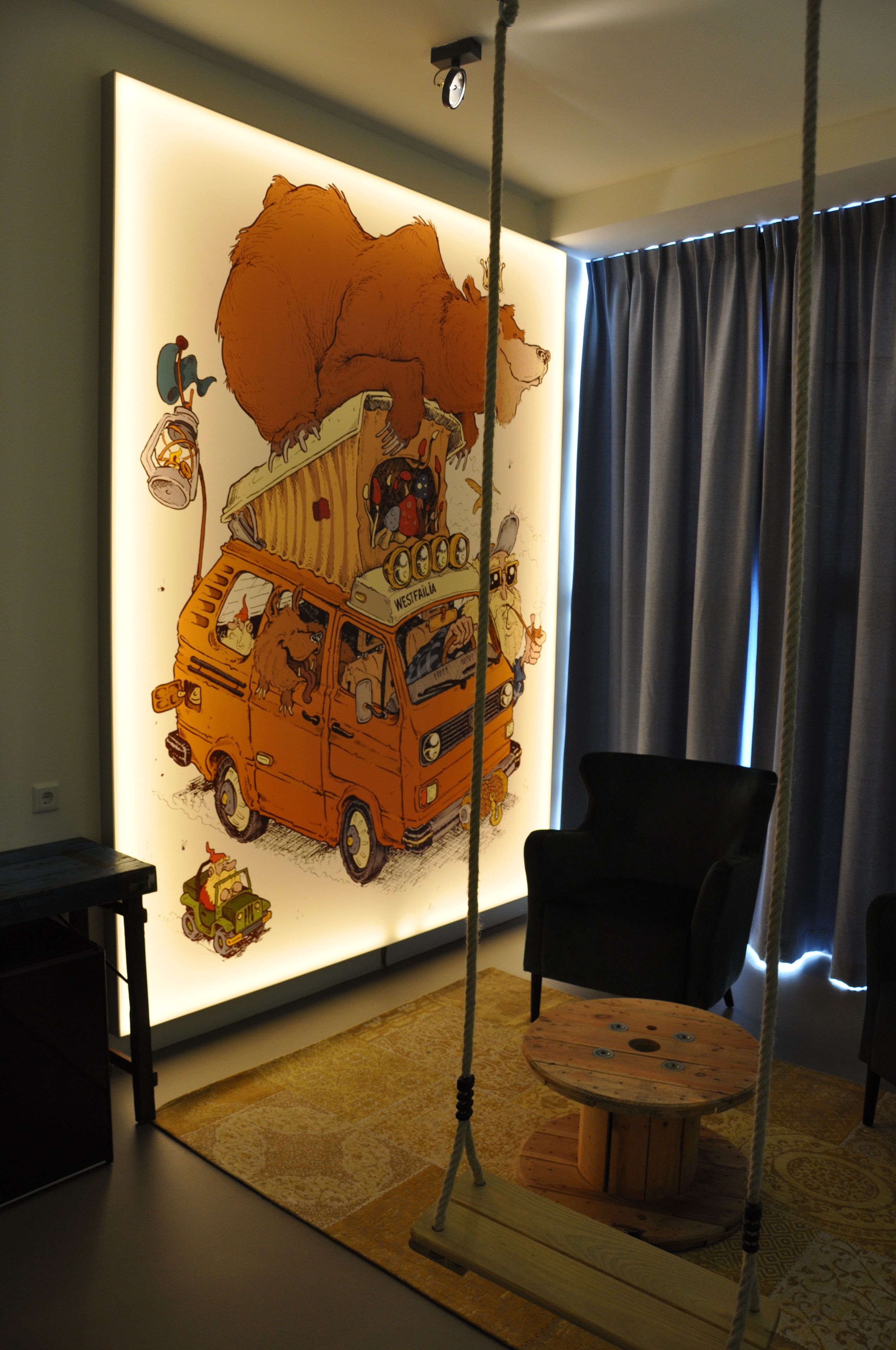 Escritorio, sistema de insonorización y tabla de planchar con plancha 