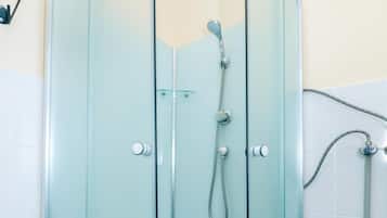 Gratis toiletartikelen, een haardroger, pantoffels, handdoeken