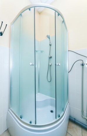 Đồ dùng nhà tắm miễn phí, máy sấy tóc, dép đi trong nhà 