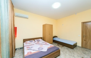Iron/ironing board, free WiFi, bed sheets