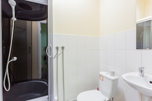 Kostenlose Toilettenartikel, Haartrockner, Hausschuhe, Handtücher