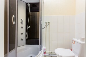 Kostenlose Toilettenartikel, Haartrockner, Hausschuhe, Handtücher