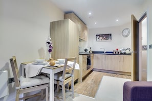 Full-sized fridge, microwave, oven, stovetop
